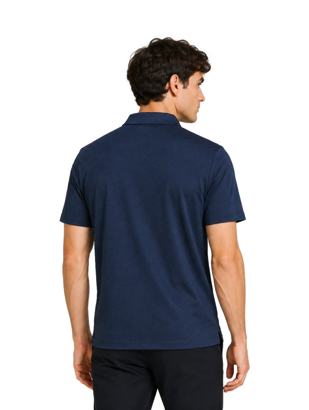 Hombre vistiendo playera polo color teal de manga corta con cuello y botones.