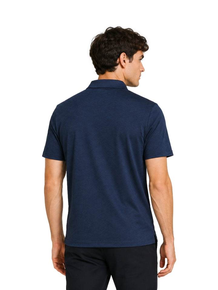Hombre vistiendo playera polo color teal de manga corta con cuello y botones.