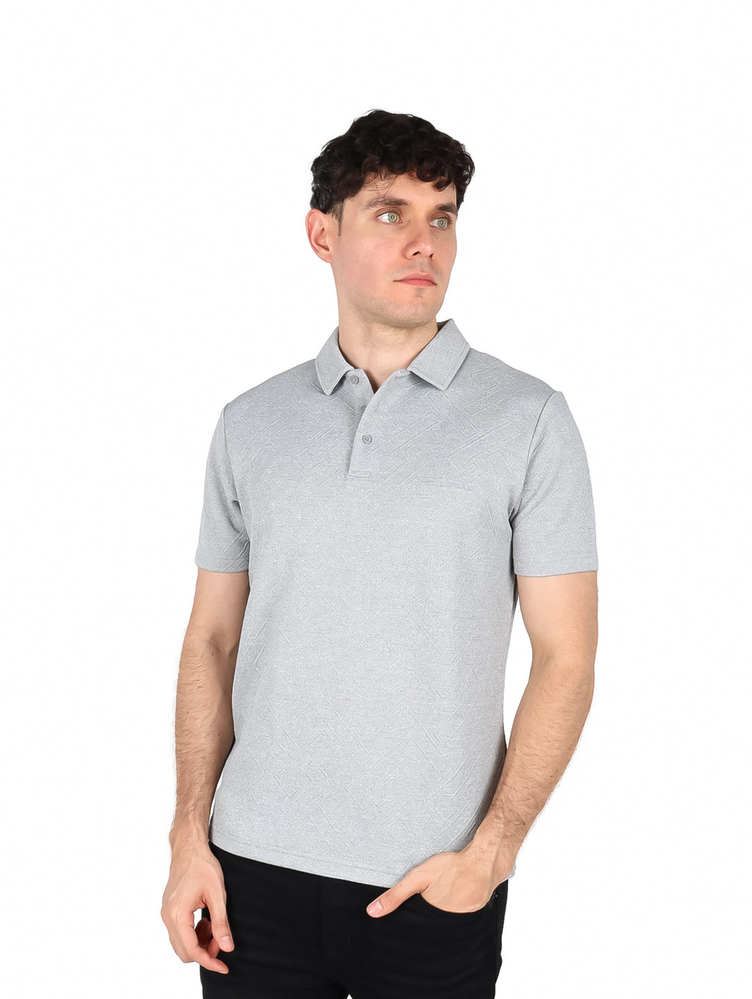 Hombre vistiendo playera polo color gris de manga corta con cuello y botones.