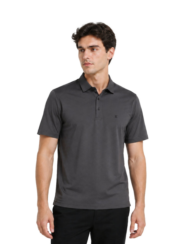 Hombre vistiendo playera polo color gris de manga corta marca Ted Lapidus.