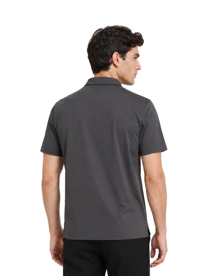 Hombre vistiendo playera polo color gris de manga corta marca Ted Lapidus.
