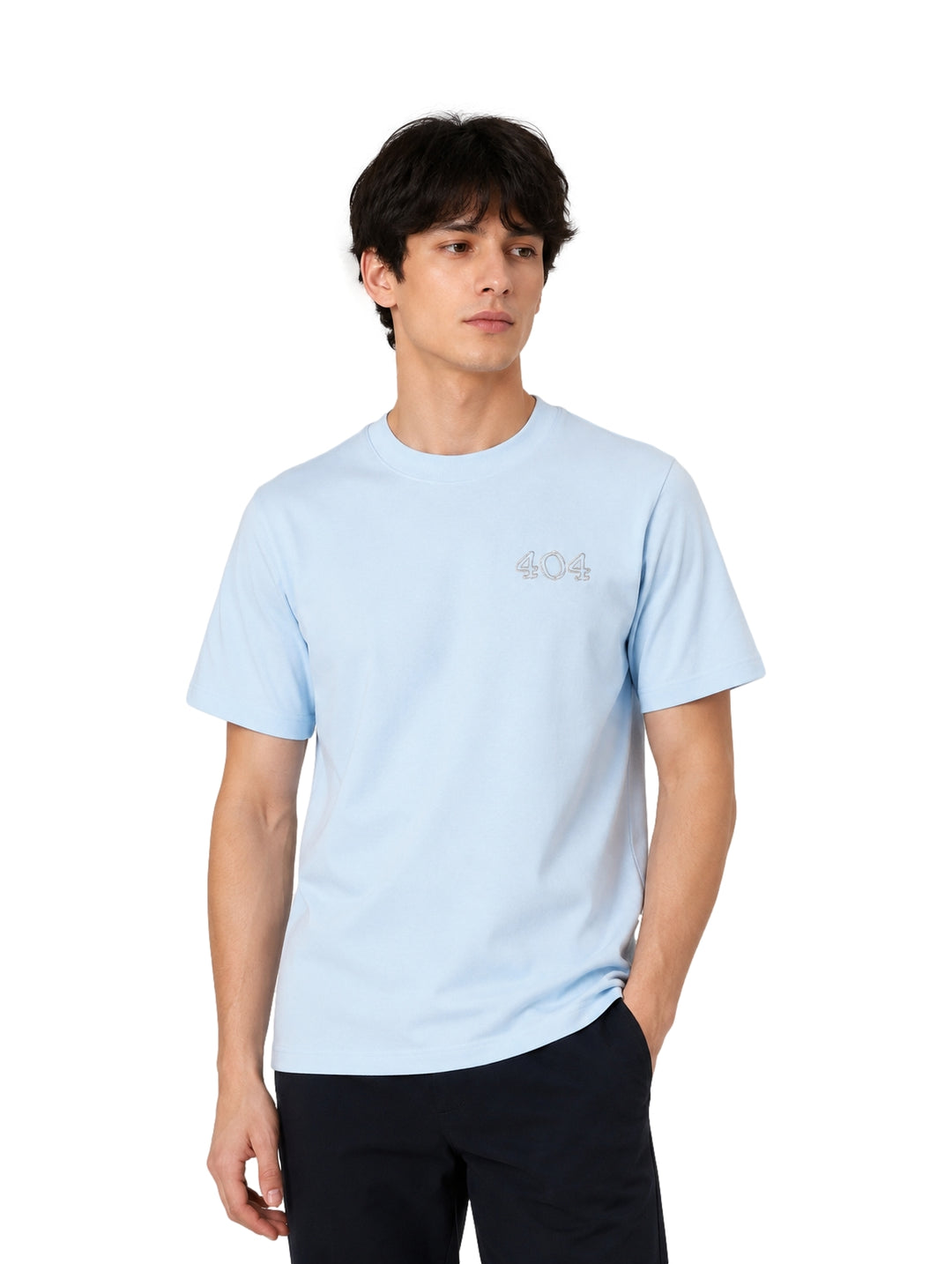 Hombre vistiendo una playera de manga corta color azul claro con el número 404 en el pecho.