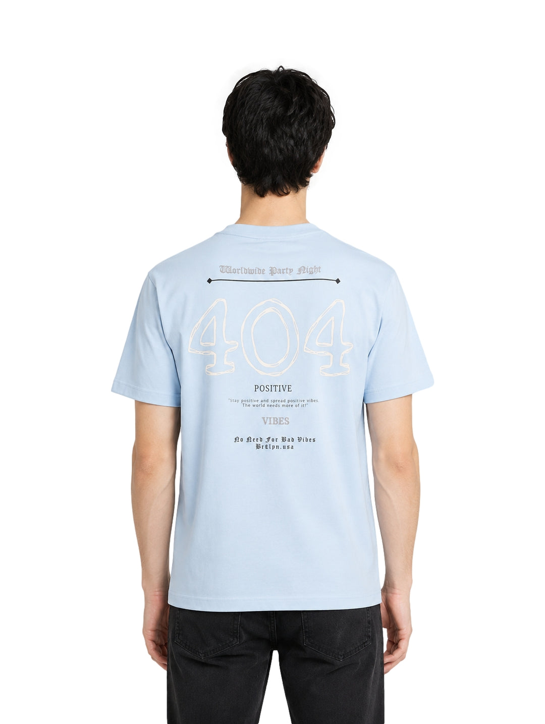 Hombre vistiendo una playera de manga corta color azul claro con el número 404 en el pecho.