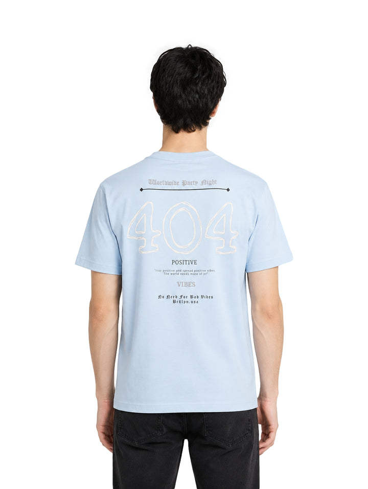 Hombre vistiendo una playera de manga corta color azul claro con el número 404 en el pecho.