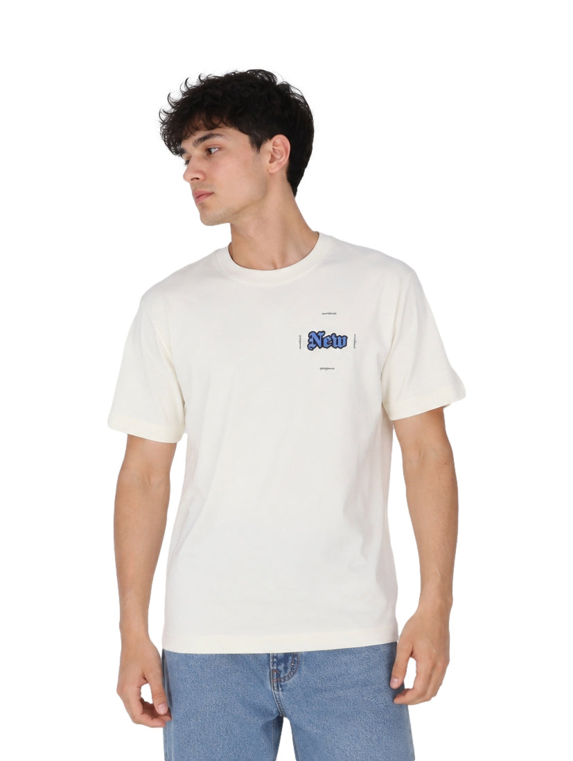 Hombre vistiendo playera blanca de manga corta marca Republic con detalle gráfico en el pecho.