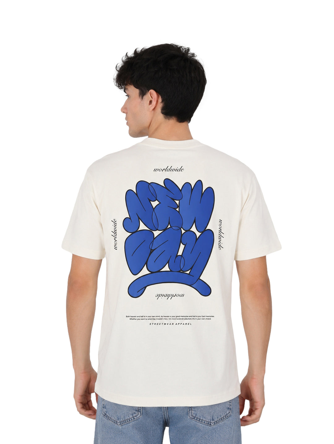 Hombre vistiendo playera blanca de manga corta marca Republic con detalle gráfico en el pecho.