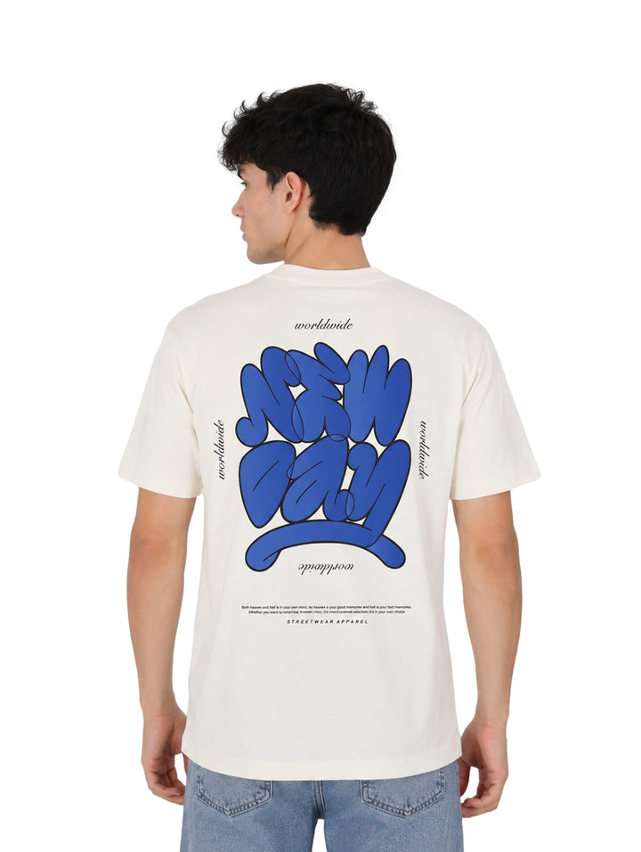 Hombre vistiendo playera blanca de manga corta marca Republic con detalle gráfico en el pecho.