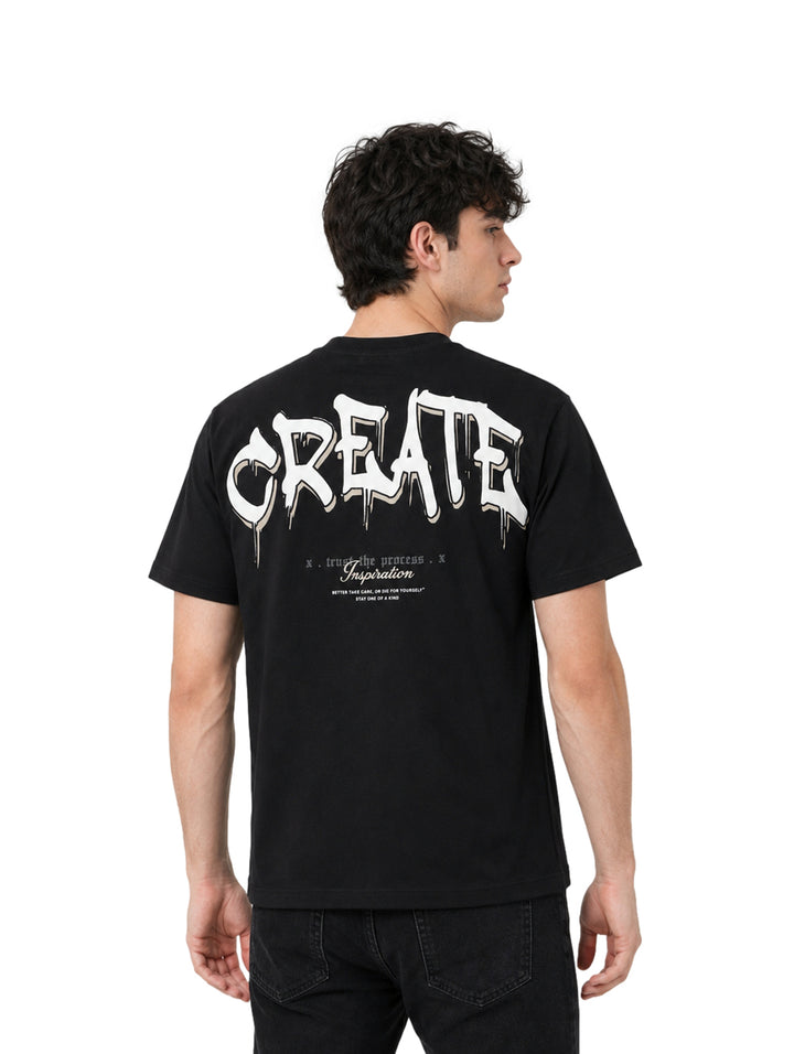 Hombre vistiendo playera color negro de manga corta marca Republic con texto pequeño en el pecho.