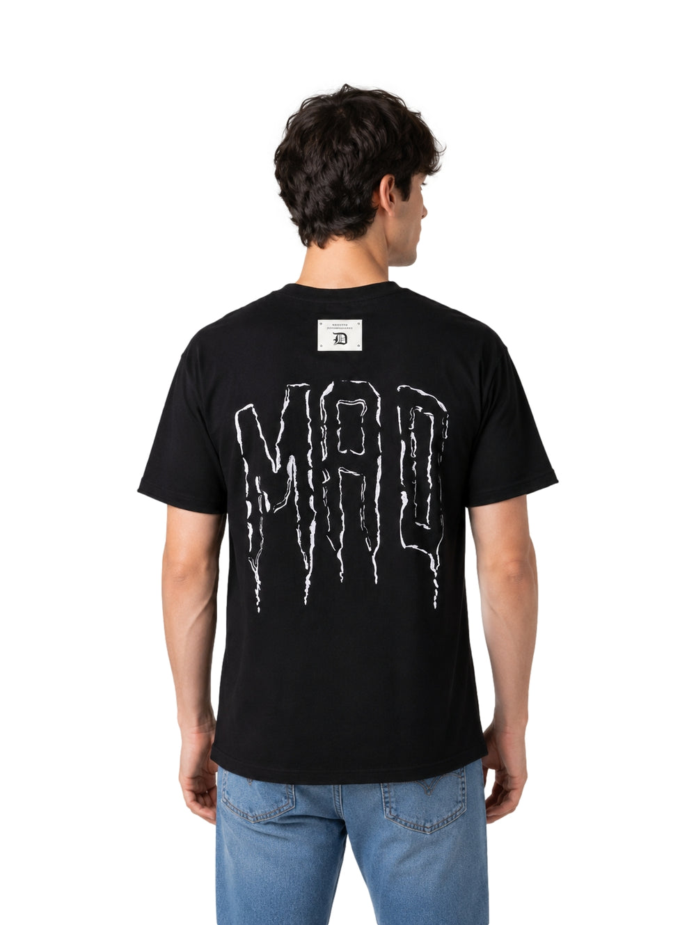 Hombre vistiendo una playera negra de manga corta y cuello redondo de la marca Republic.