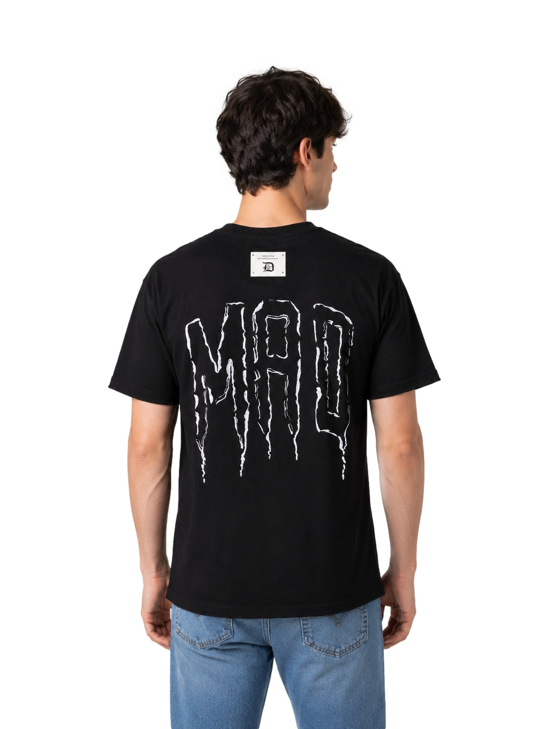 Hombre vistiendo una playera negra de manga corta y cuello redondo de la marca Republic.