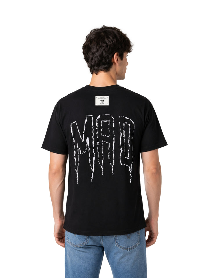 Hombre vistiendo una playera negra de manga corta y cuello redondo de la marca Republic.