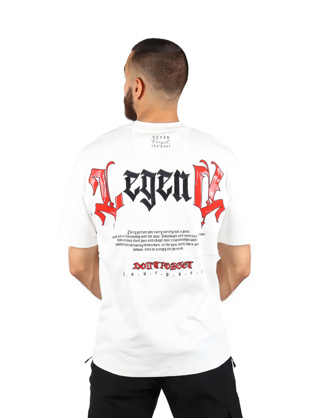 Hombre vistiendo una playera blanca de manga corta marca Republic con un pequeño logo rojo en el pecho.