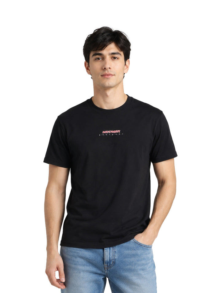 Hombre vistiendo una playera negra de manga corta marca Republic con un pequeño logo rojo en el pecho.