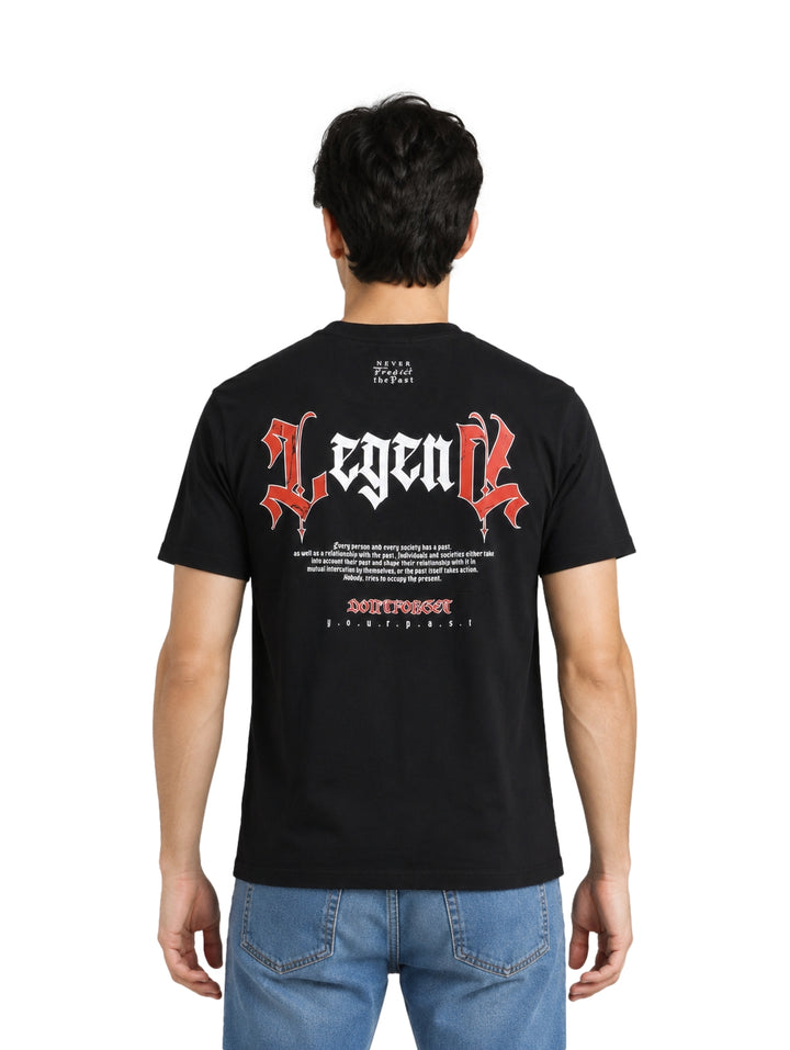 Hombre vistiendo una playera negra de manga corta marca Republic con un pequeño logo rojo en el pecho.