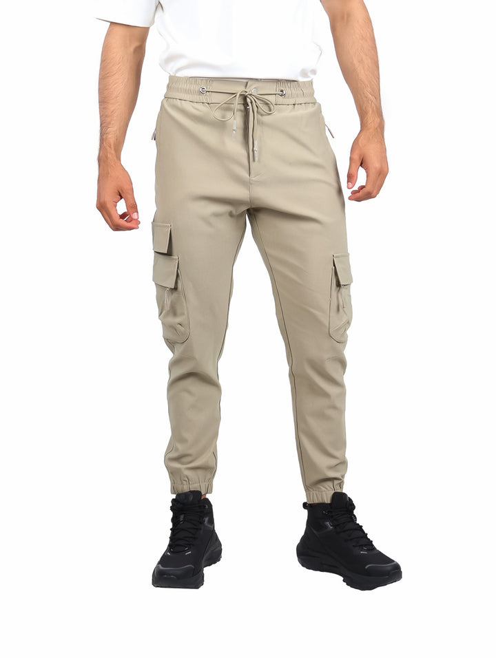 Pantalones jogger cargo color kaki para hombre con bolsillos laterales y cintura elástica.