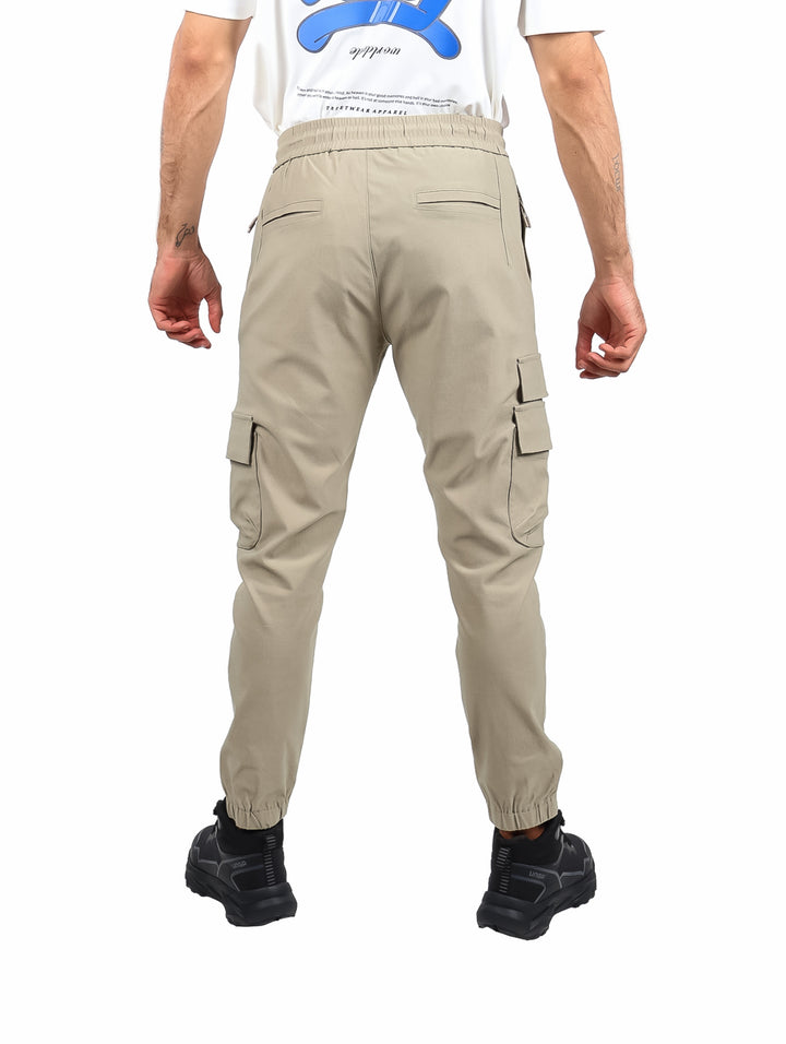 Pantalones jogger cargo color kaki para hombre con bolsillos laterales y cintura elástica.