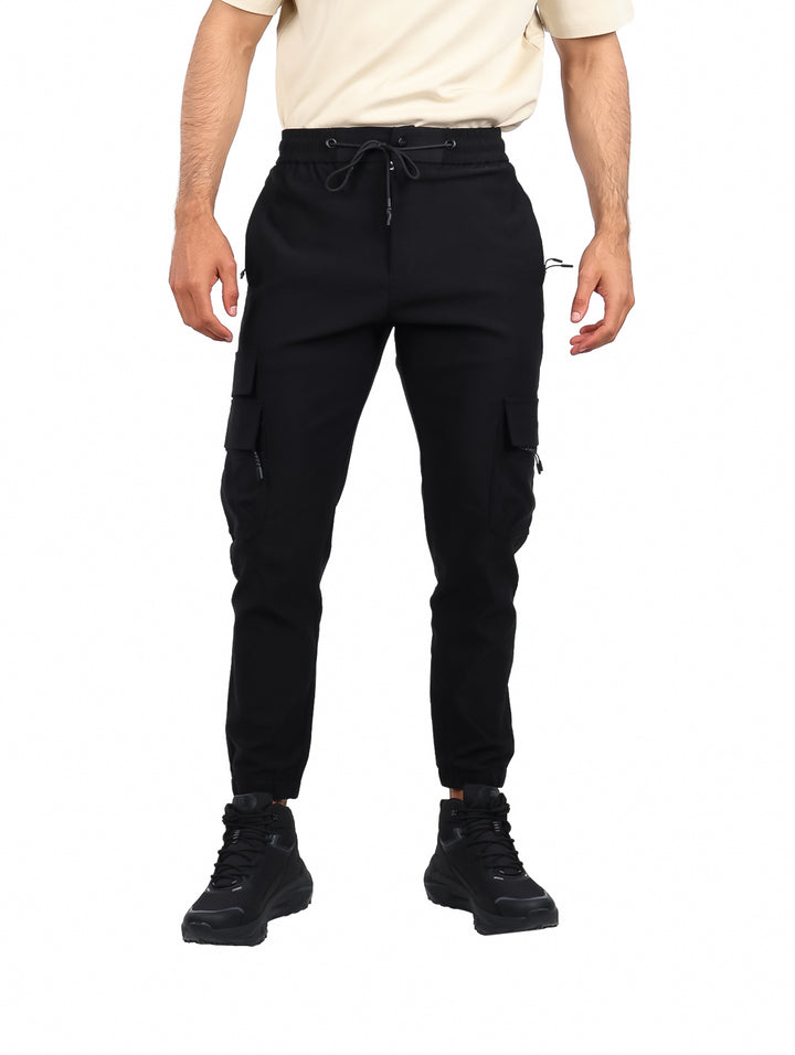 Pantalones jogger cargo color negro para hombre con bolsillos laterales y cintura ajustable.