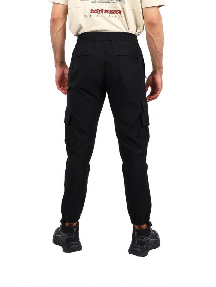 Pantalones jogger cargo color negro para hombre con bolsillos laterales y cintura ajustable.