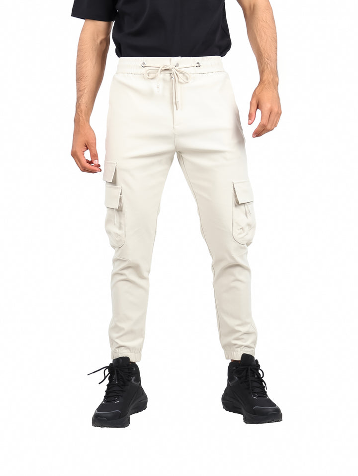 Pantalones jogger cargo color arena para hombre con bolsillos laterales y cintura elástica.
