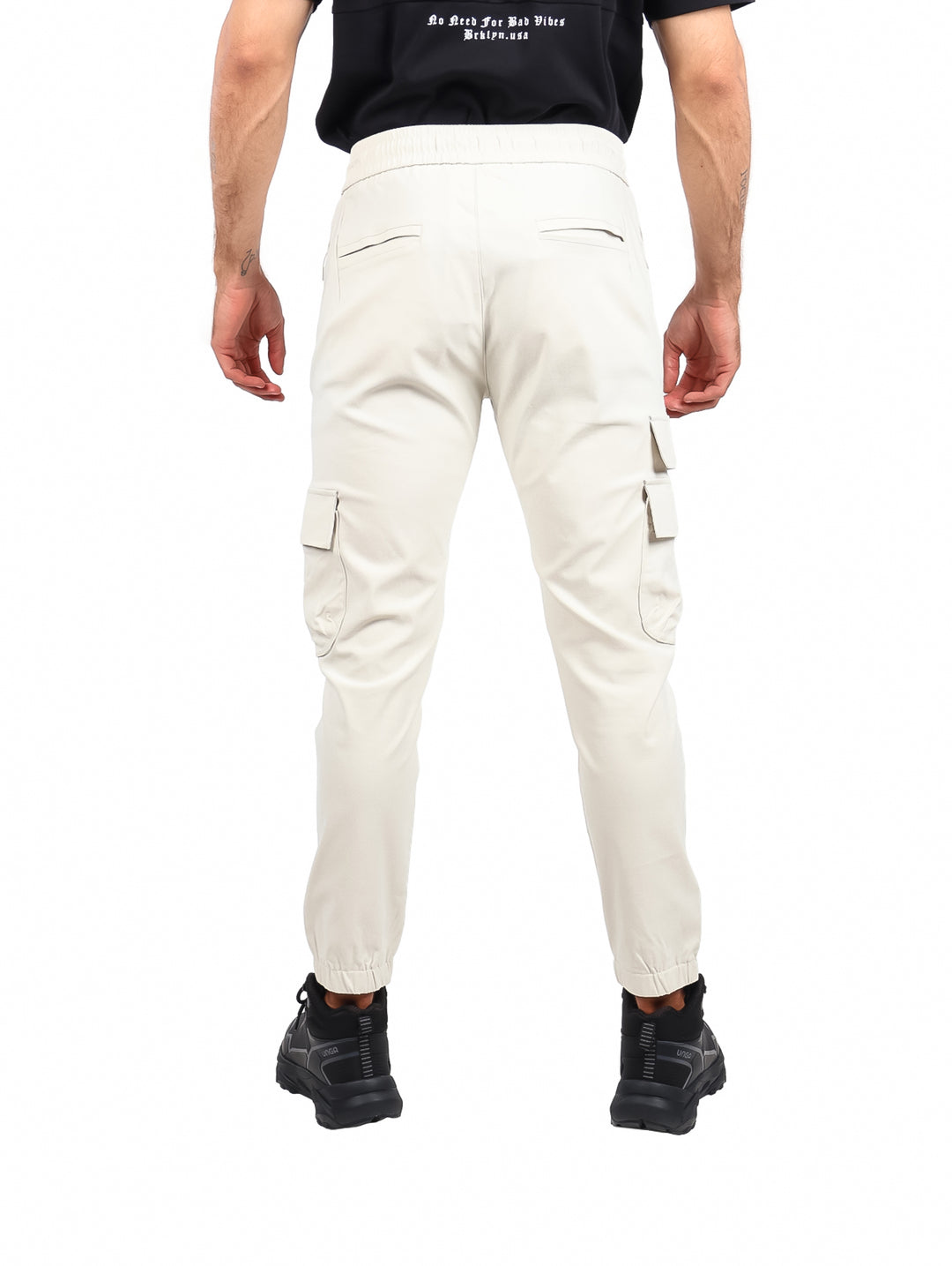 Pantalones jogger cargo color arena para hombre con bolsillos laterales y cintura elástica.