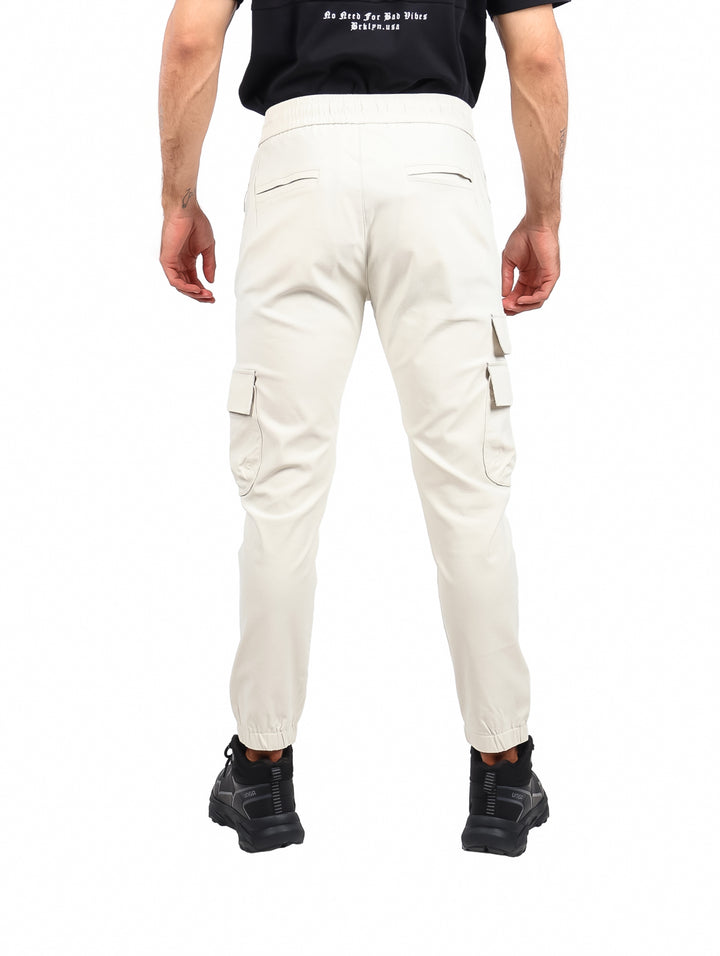 Pantalones jogger cargo color arena para hombre con bolsillos laterales y cintura elástica.