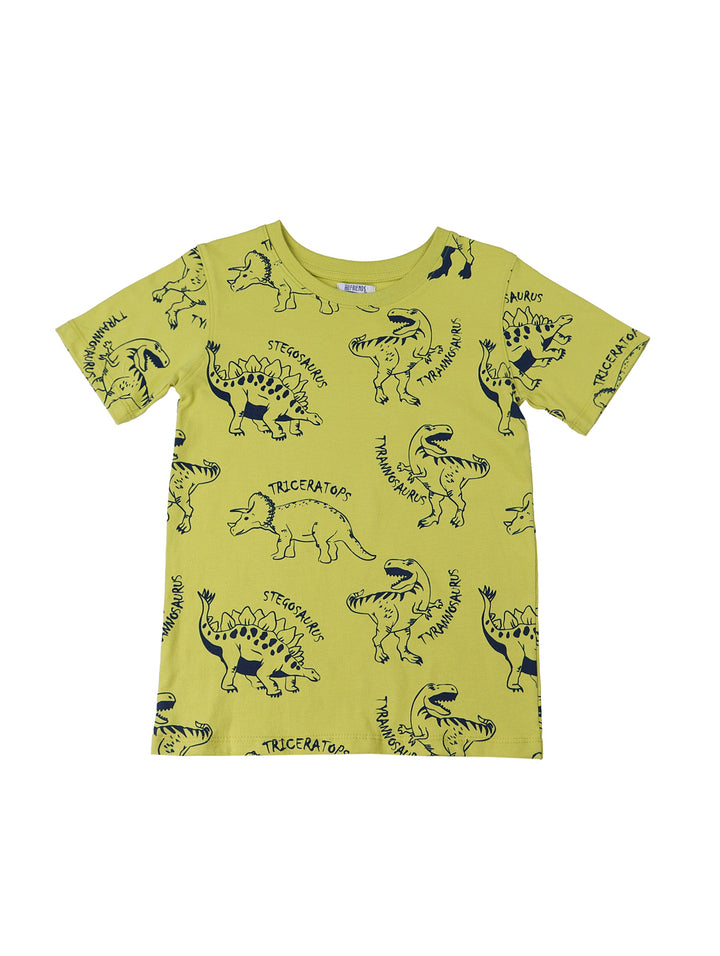 Niño vistiendo un conjunto de camiseta verde limón con estampados de dinosaurios y shorts de mezclilla azul.