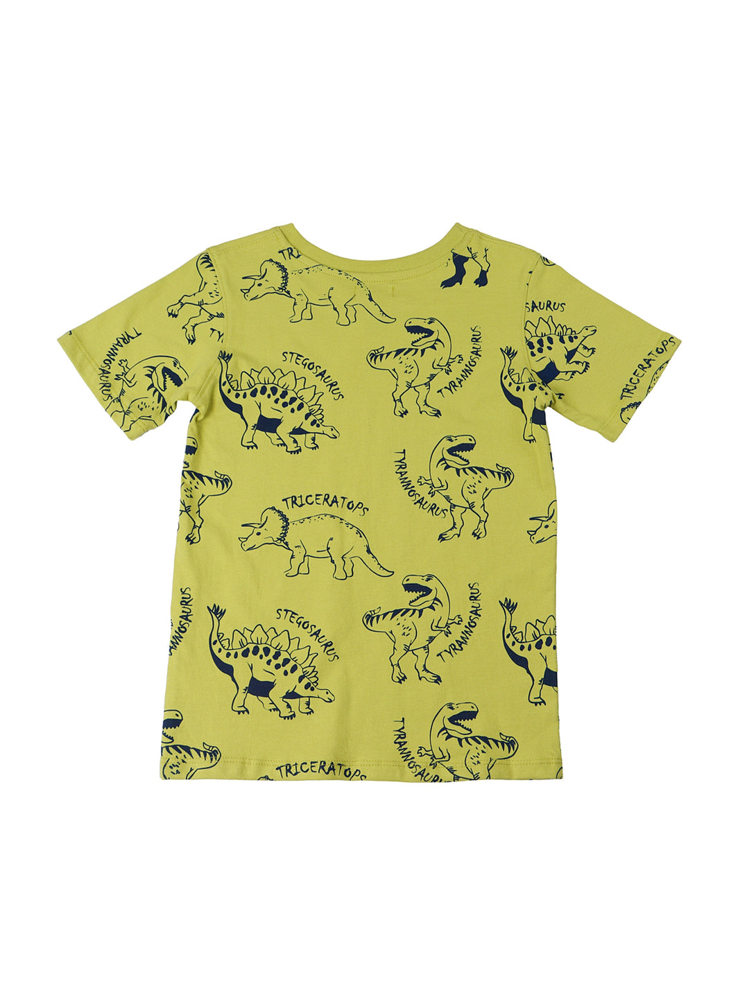 Niño vistiendo un conjunto de camiseta verde limón con estampados de dinosaurios y shorts de mezclilla azul.