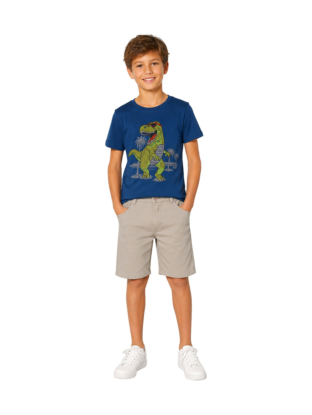 Niño vistiendo un conjunto de camiseta azul con estampado de dinosaurio y bermudas color beige.