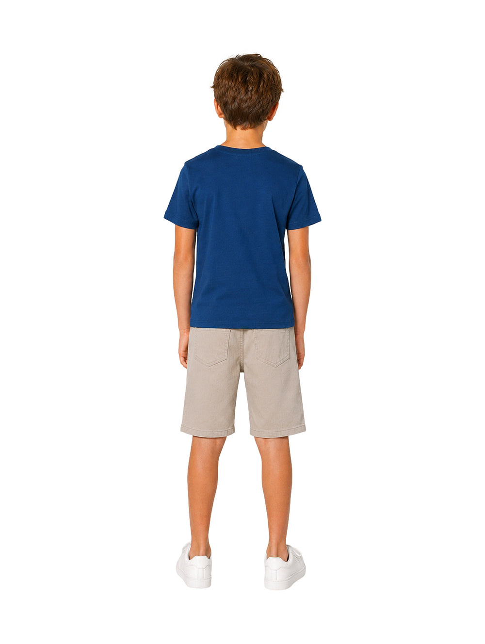Niño vistiendo un conjunto de camiseta azul con estampado de dinosaurio y bermudas color beige.