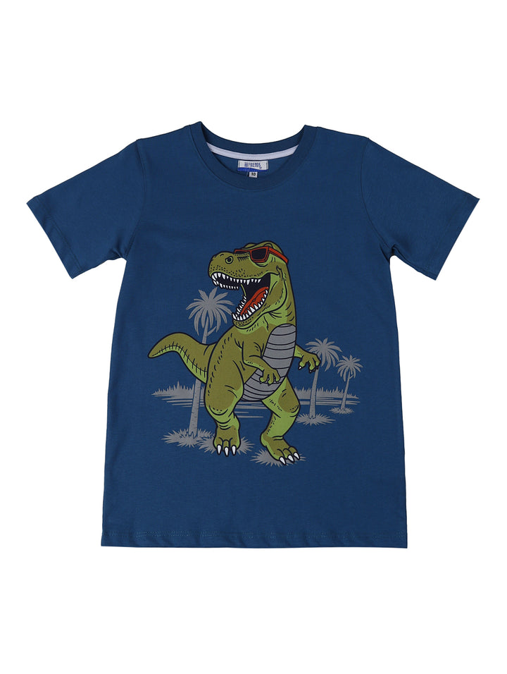 Niño vistiendo un conjunto de camiseta azul con estampado de dinosaurio y bermudas color beige.