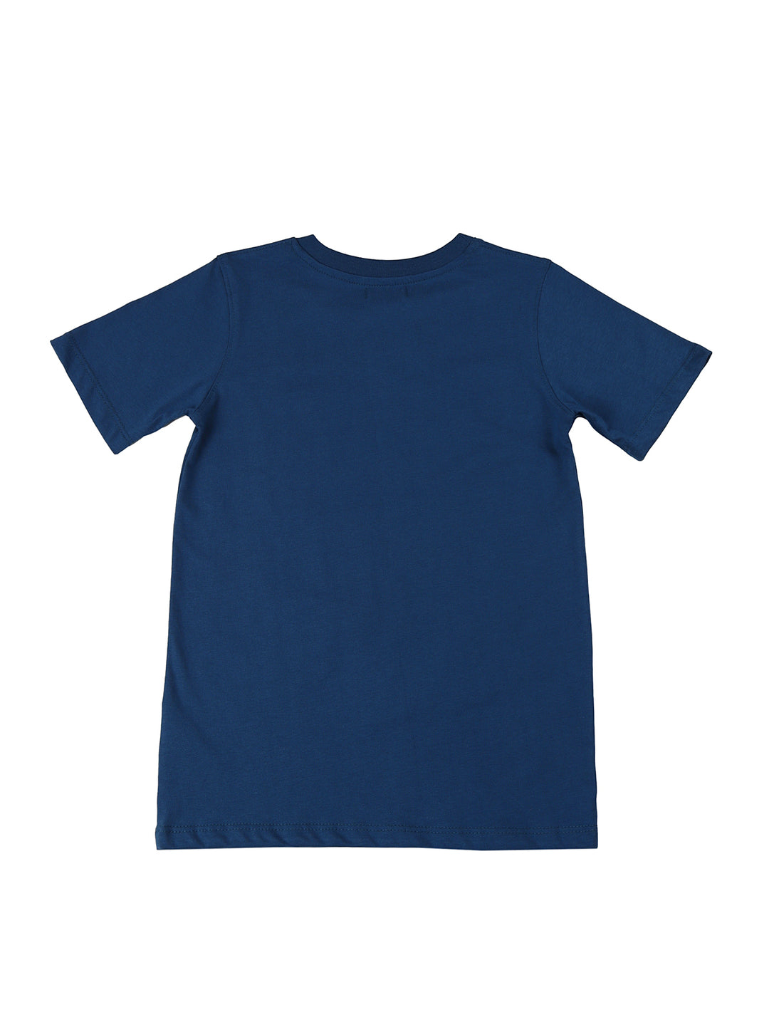 Niño vistiendo un conjunto de camiseta azul con estampado de dinosaurio y bermudas color beige.