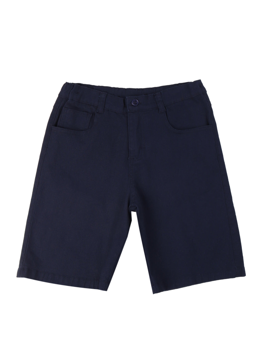 Niño vistiendo un conjunto de polo beige con estampado de lagartos y short azul marino.