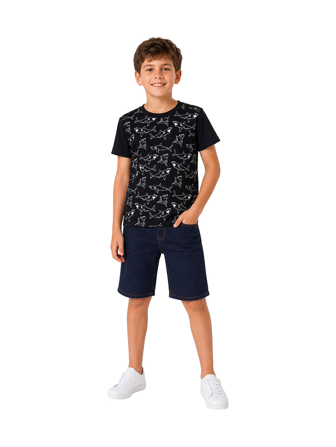 Conjunto para niño con camiseta negra estampada de tiburones y shorts de mezclilla azul oscuro.