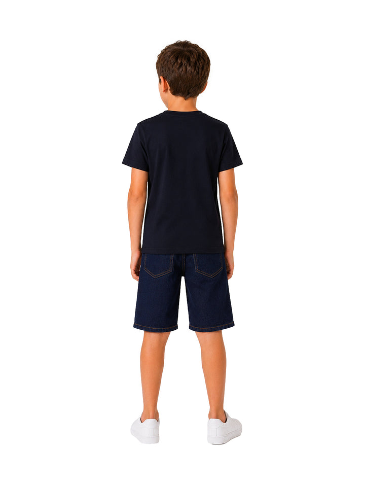 Conjunto para niño con camiseta negra estampada de tiburones y shorts de mezclilla azul oscuro.