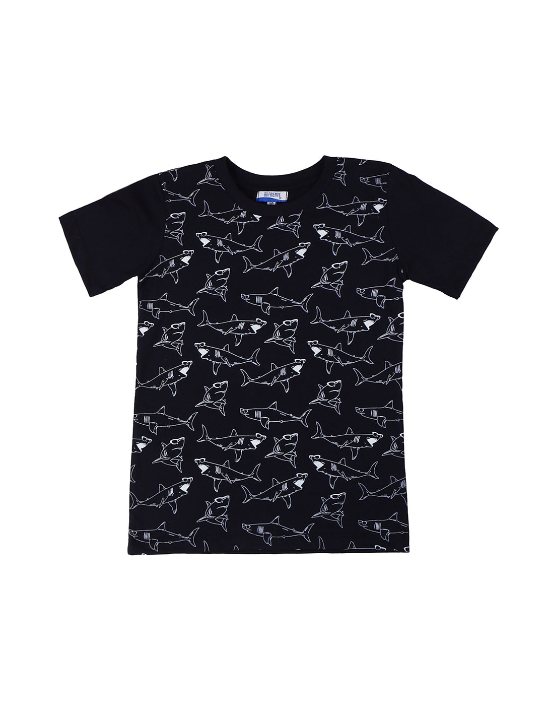 Conjunto para niño con camiseta negra estampada de tiburones y shorts de mezclilla azul oscuro.