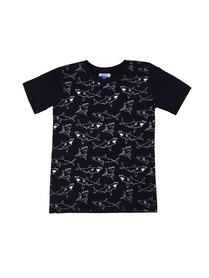 Conjunto para niño con camiseta negra estampada de tiburones y shorts de mezclilla azul oscuro.