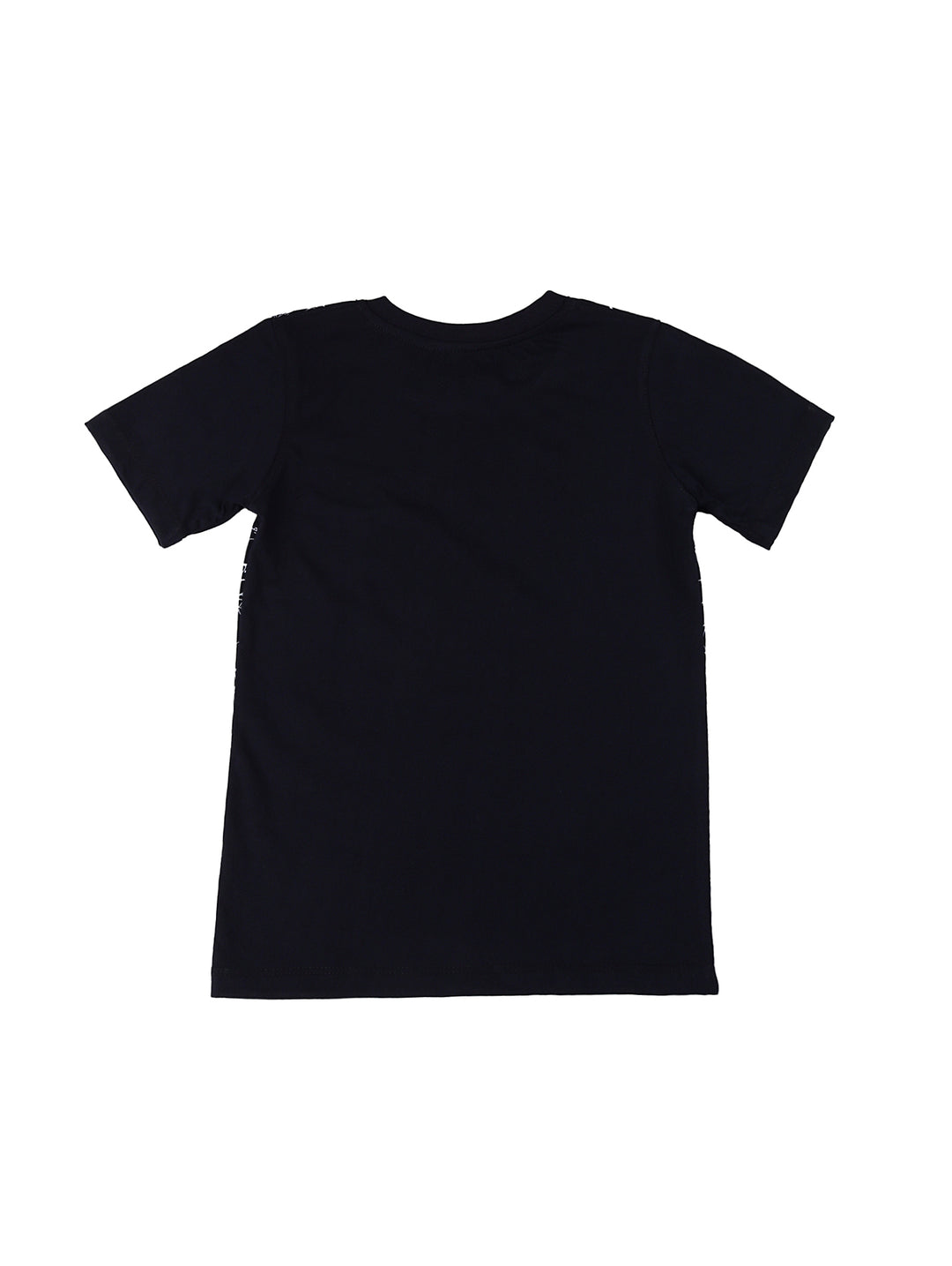 Conjunto para niño con camiseta negra estampada de tiburones y shorts de mezclilla azul oscuro.