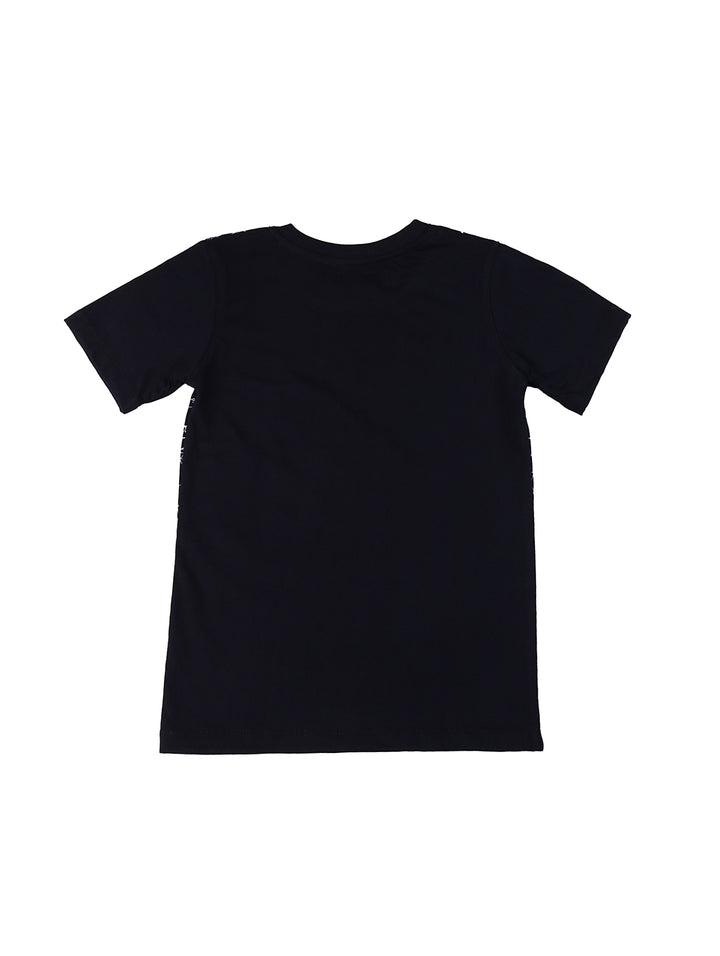 Conjunto para niño con camiseta negra estampada de tiburones y shorts de mezclilla azul oscuro.