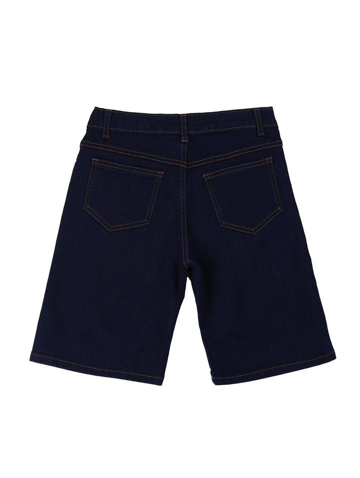 Conjunto para niño con camiseta negra estampada de tiburones y shorts de mezclilla azul oscuro.