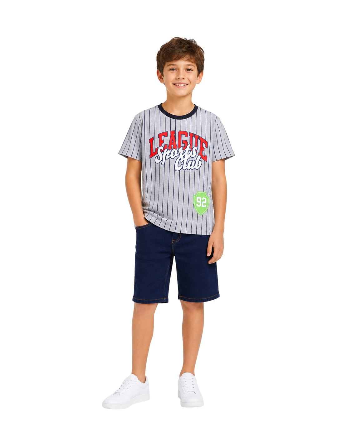 Conjunto para niño compuesto por camiseta gris a rayas y short azul marino.
