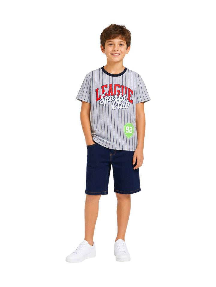 Conjunto para niño compuesto por camiseta gris a rayas y short azul marino.
