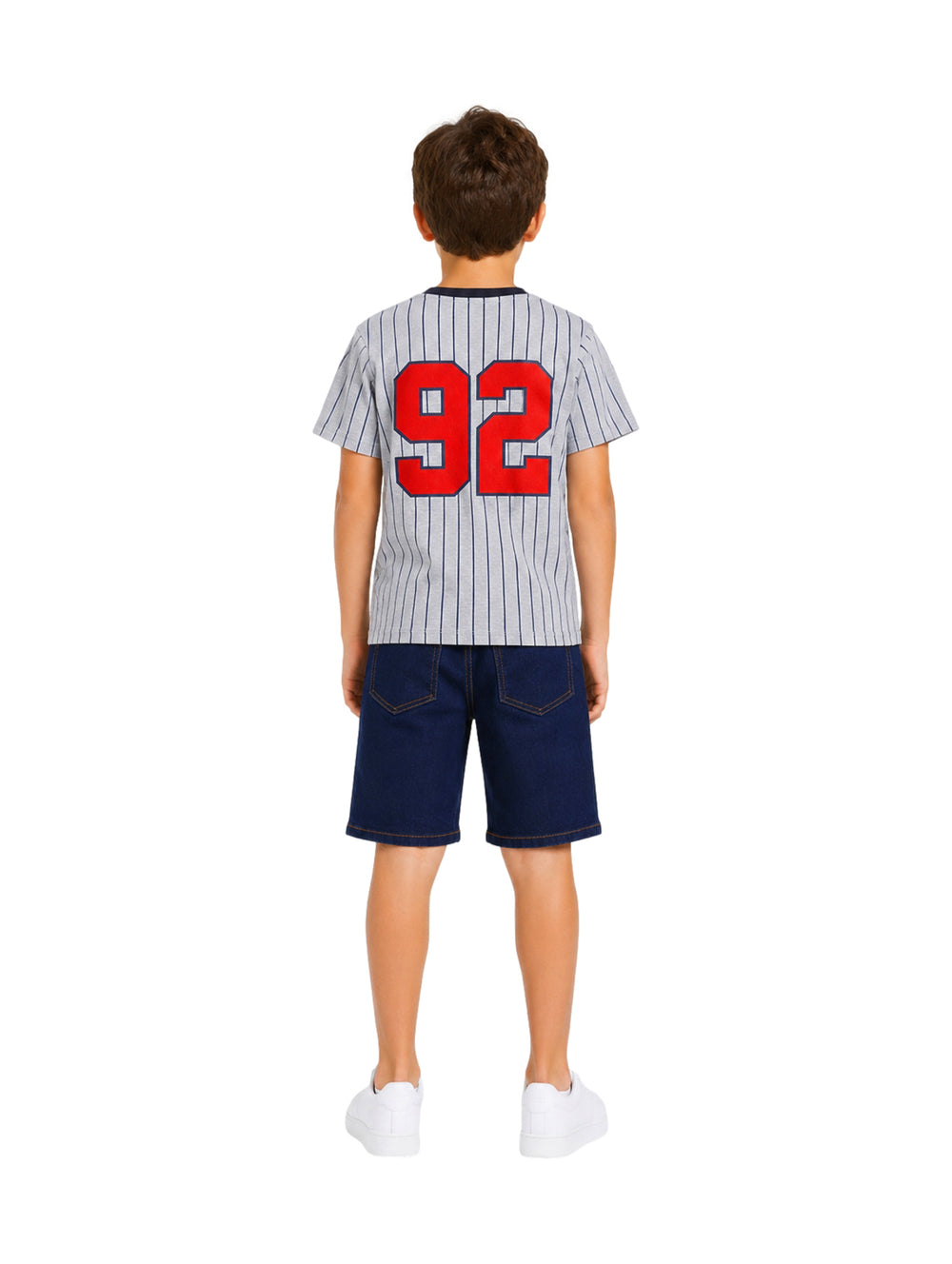 Conjunto para niño compuesto por camiseta gris a rayas y short azul marino.