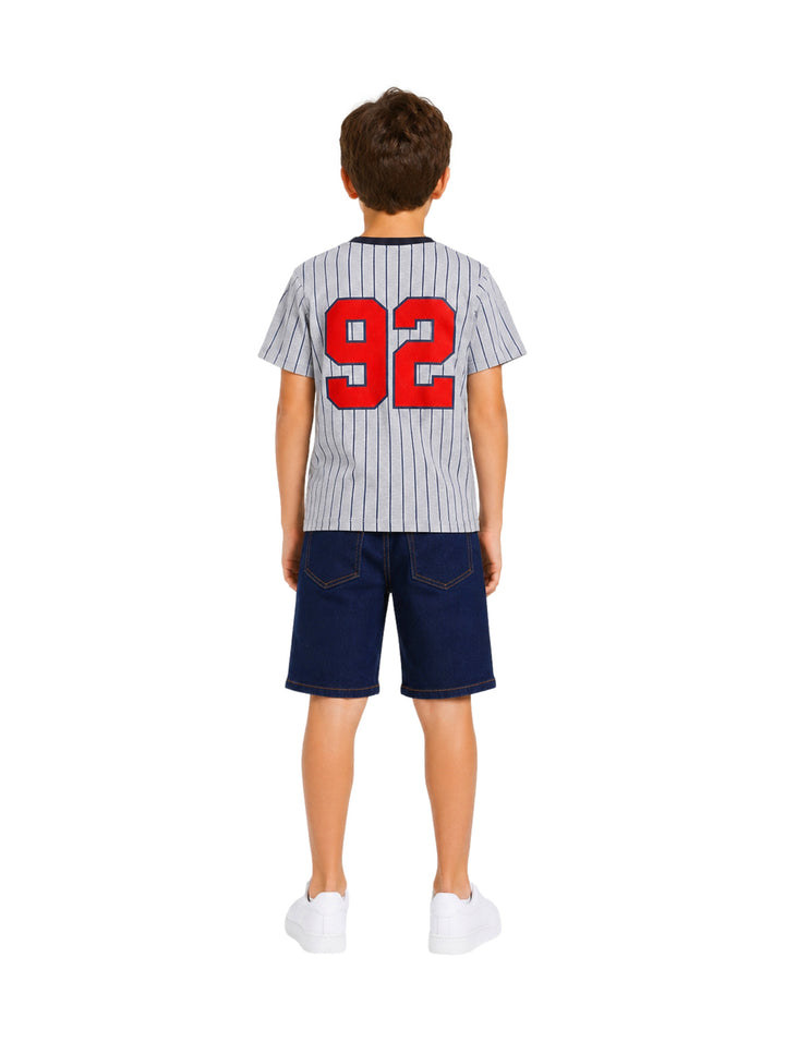 Conjunto para niño compuesto por camiseta gris a rayas y short azul marino.