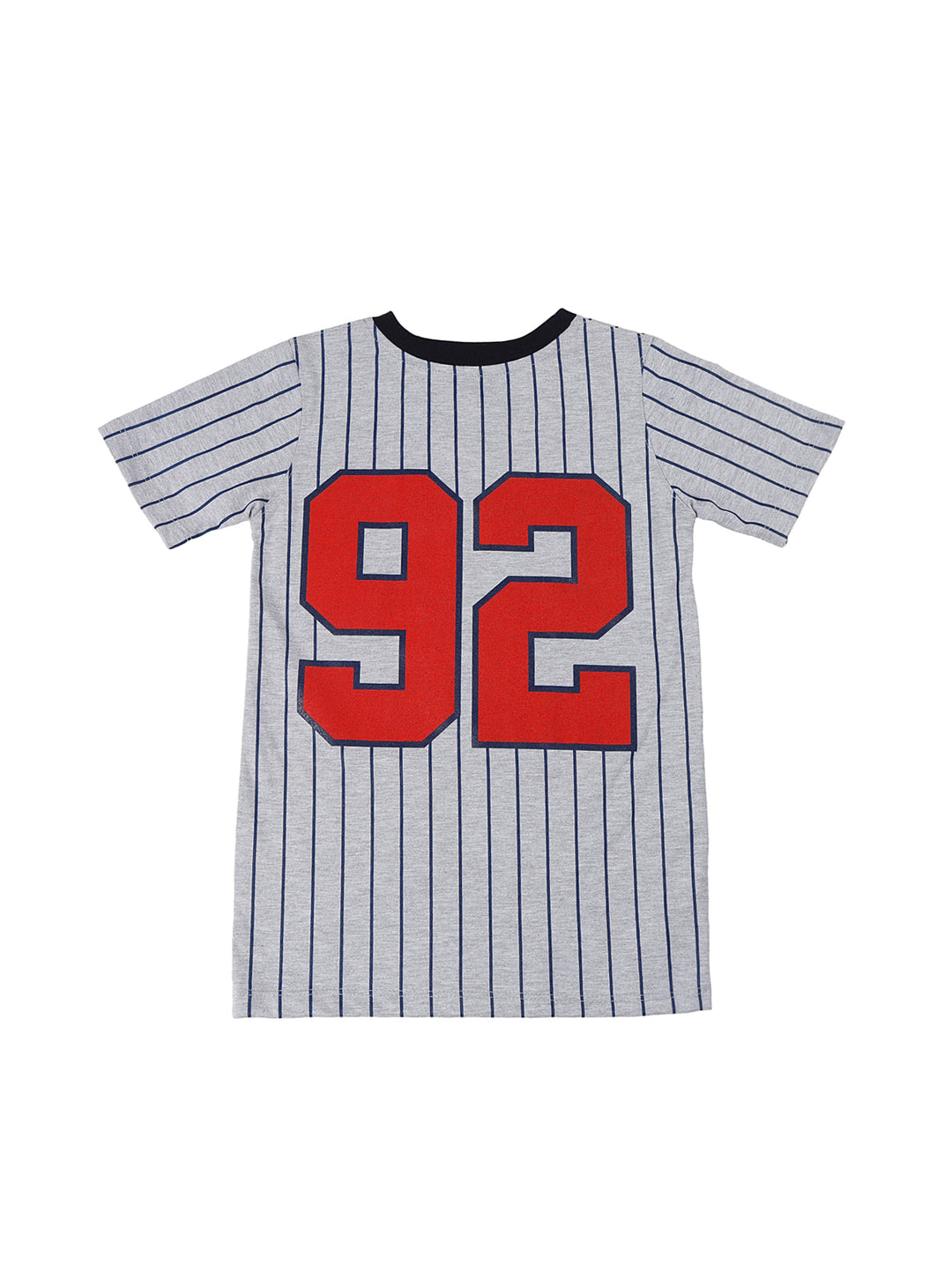 Conjunto para niño compuesto por camiseta gris a rayas y short azul marino.