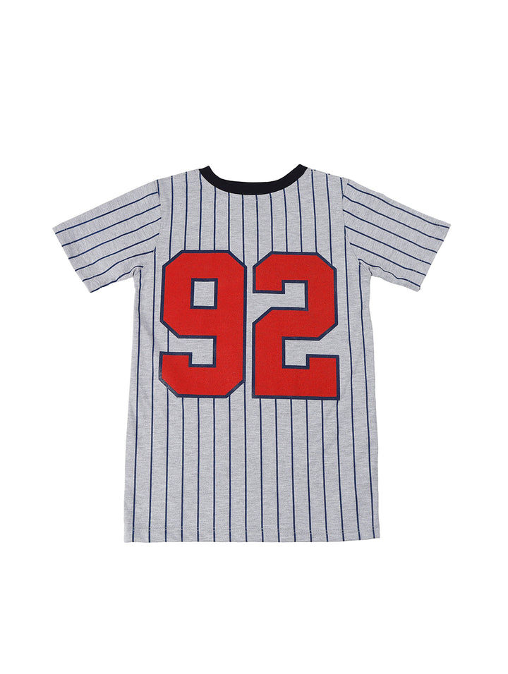 Conjunto para niño compuesto por camiseta gris a rayas y short azul marino.