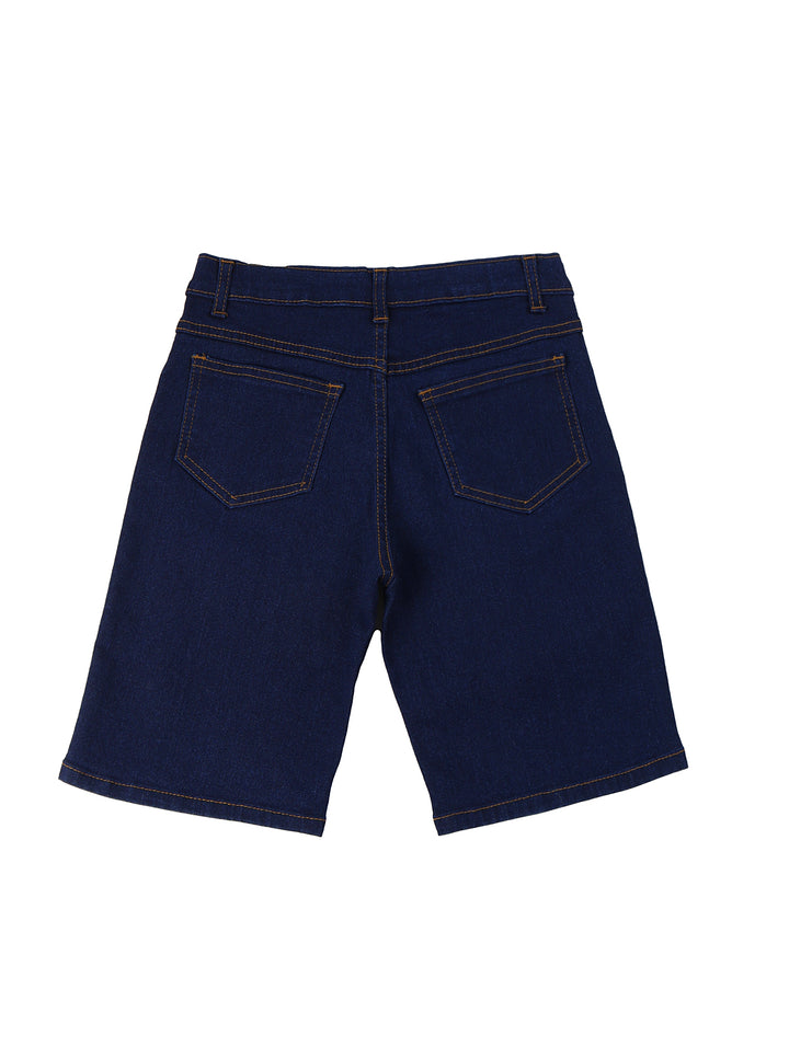 Conjunto para niño compuesto por camiseta gris a rayas y short azul marino.