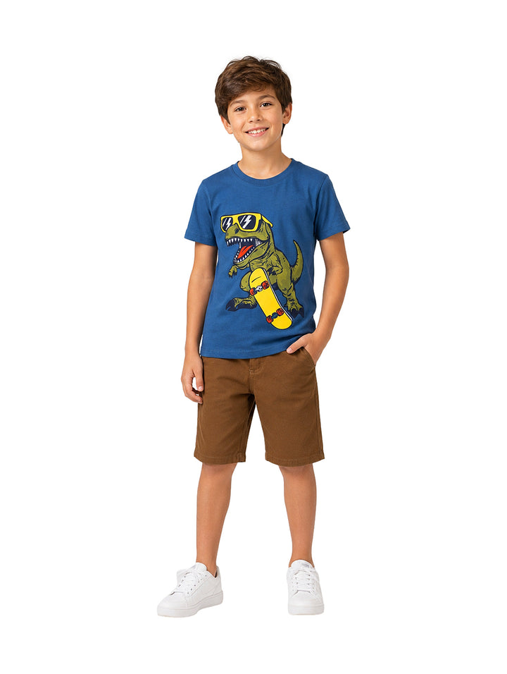 Conjunto para niño compuesto por camiseta aqua con estampado de dinosaurio y short marrón.