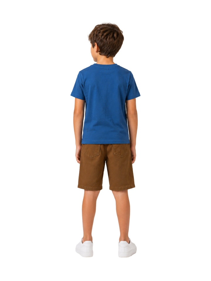 Conjunto para niño compuesto por camiseta aqua con estampado de dinosaurio y short marrón.