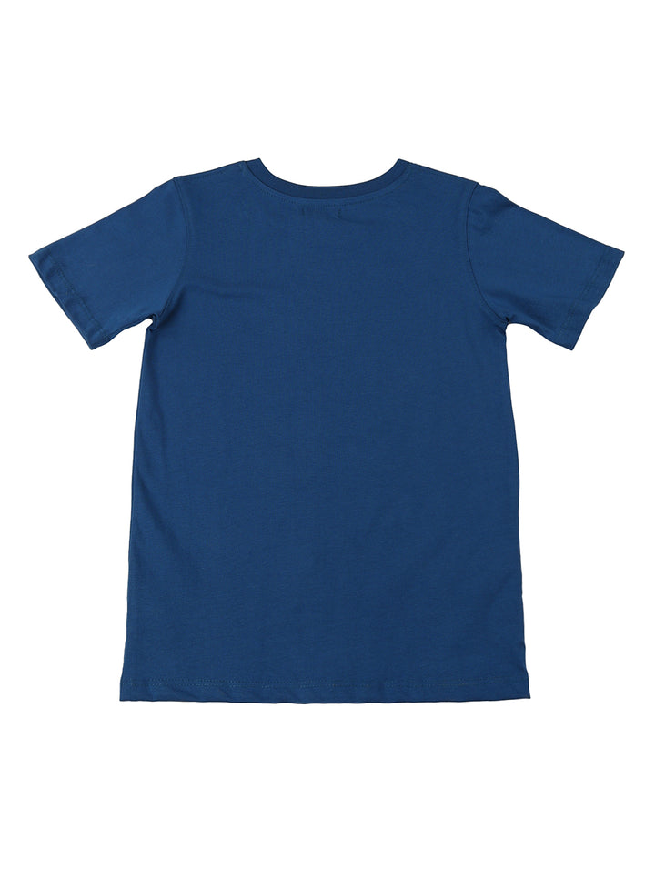 Conjunto para niño compuesto por camiseta aqua con estampado de dinosaurio y short marrón.