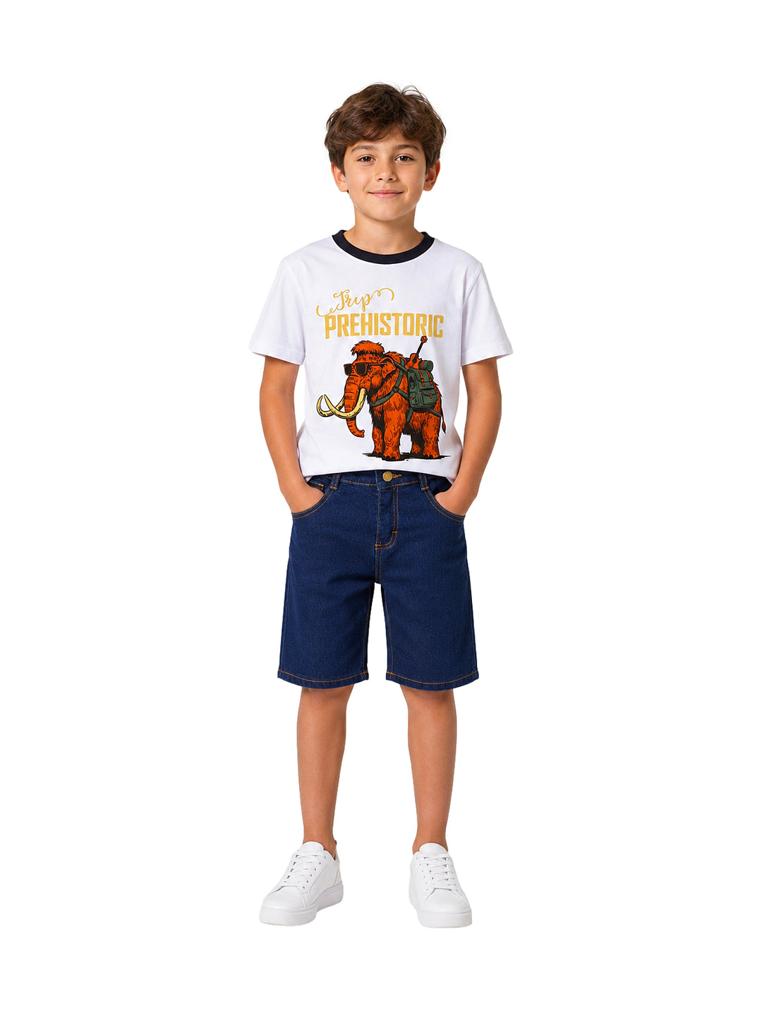 Niño vistiendo conjunto de camiseta blanca con estampado de elefante y shorts de mezclilla azul.